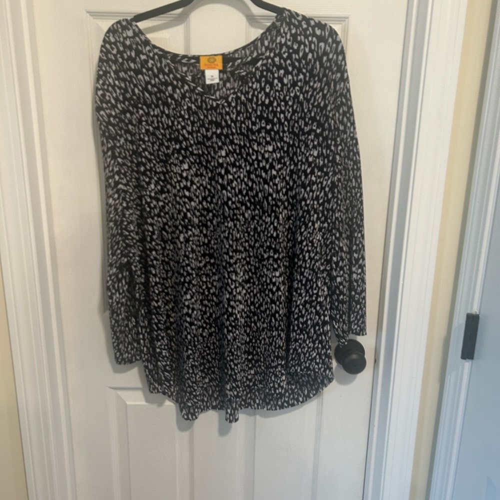 Black and White Printed Long-Sleeve Women’s Top